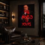 Πίνακας «The World Is Yours» σε σκοτεινό μοντέρνο σαλόνι με δερμάτινη πολυθρόνα και ζεστό ατμοσφαιρικό φωτισμό.