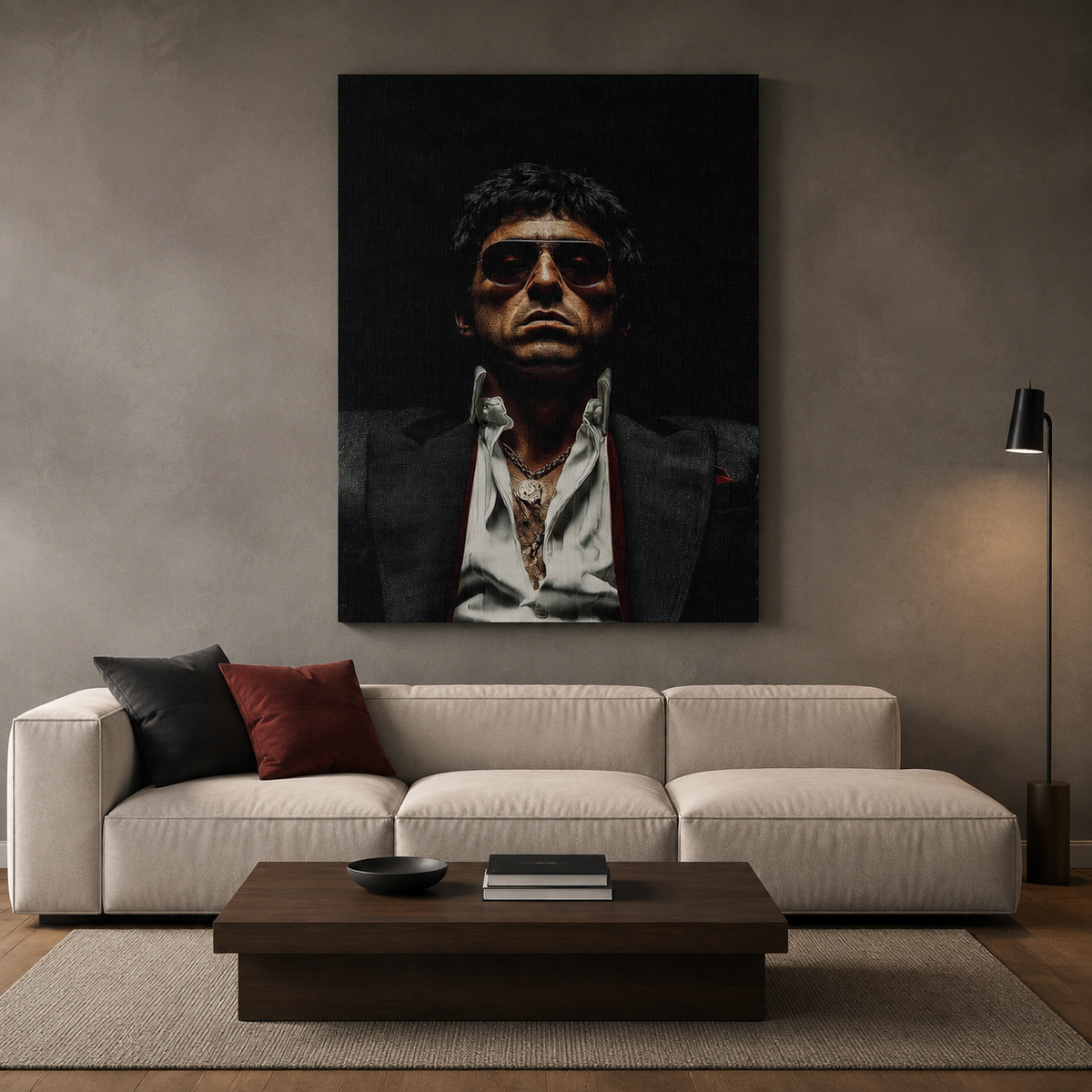 Πίνακας Tony Montana από το Scarface σε μοντέρνο σαλόνι με εκρού καναπέ.
