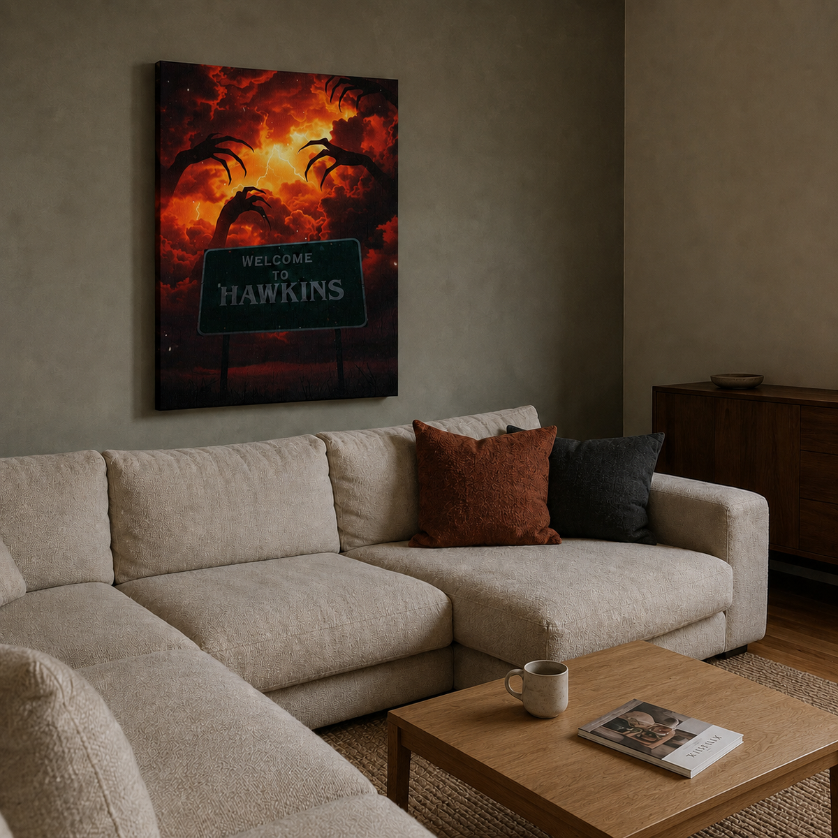 Πίνακας Stranger Things «Welcome to Hawkins» σε μοντέρνο σαλόνι με εκρού γωνιακό καναπέ.

